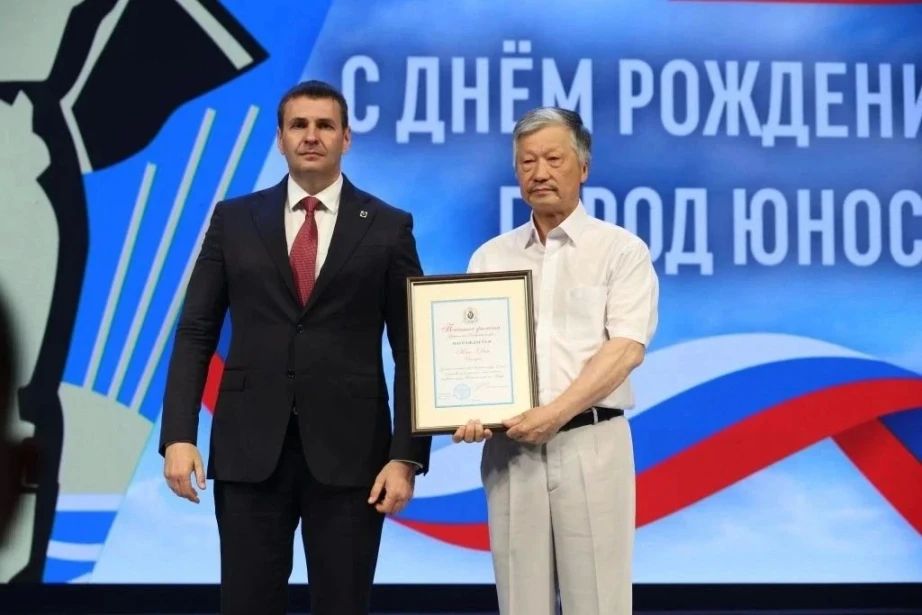 Глава региона вручил заслуженные награды лучшим специалистам Комсомольска-на-Амуре Глава региона вручил заслуженные награды лучшим специалистам Комсомольска-на-Амуре