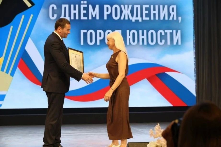 Глава региона вручил заслуженные награды лучшим специалистам Комсомольска-на-Амуре Глава региона вручил заслуженные награды лучшим специалистам Комсомольска-на-Амуре