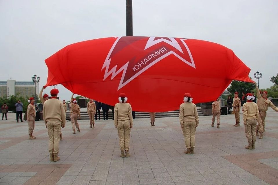 «Юнармия» – школа жизни, в которой учат быть надежными товарищами, ставить цели и добиваться их. Здесь уважают историю и традиции нашей страны «Юнармия» – школа жизни, в которой учат быть надежными товарищами, ставить цели и добиваться их. Здесь уважают историю и традиции нашей страны