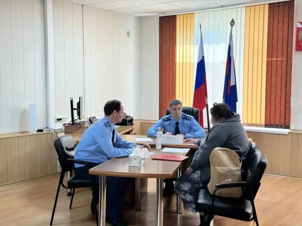 Заместитель прокурора Хабаровского края Олег Андросенко провел личный прием жителей Амурского района Заместитель прокурора Хабаровского края Олег Андросенко провел личный прием жителей Амурского района