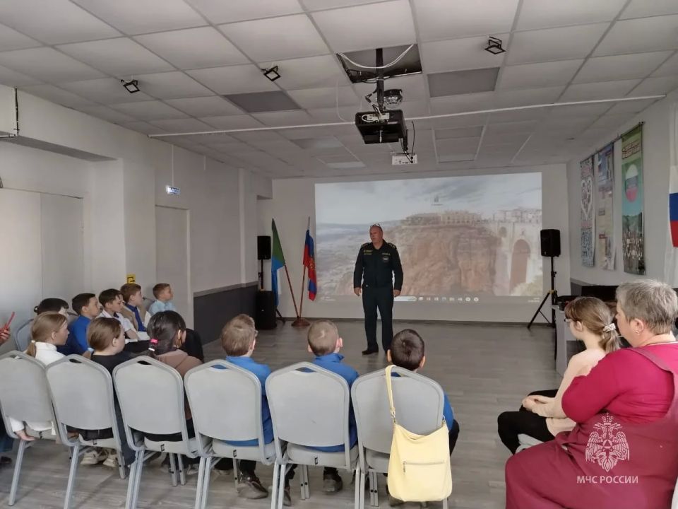 Как у водоема быть в безопасности учат ребят инспекторы ГИМС МЧС России Как у водоема быть в безопасности учат ребят инспекторы ГИМС МЧС России