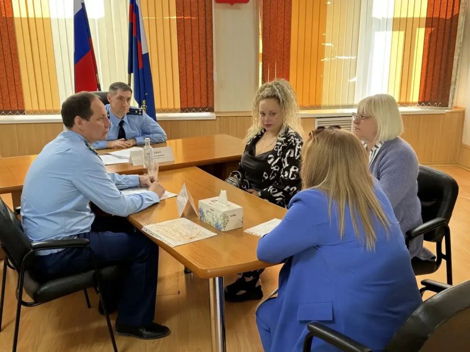 Заместитель прокурора Хабаровского края Олег Андросенко провел личный прием жителей Амурского района Заместитель прокурора Хабаровского края Олег Андросенко провел личный прием жителей Амурского района