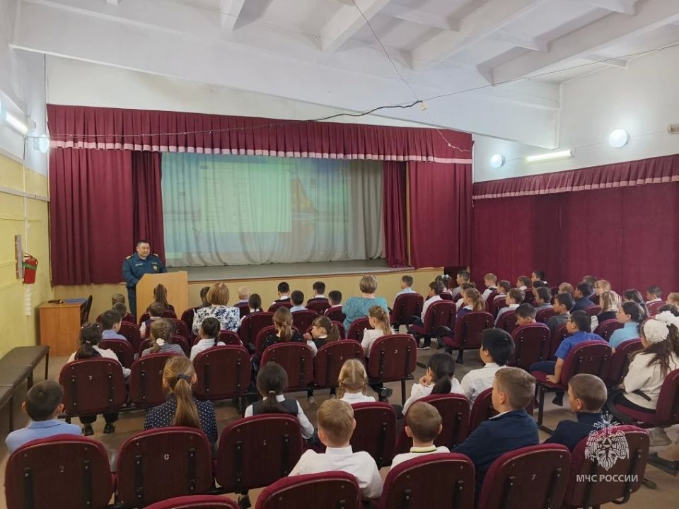 Как у водоема быть в безопасности учат ребят инспекторы ГИМС МЧС России Как у водоема быть в безопасности учат ребят инспекторы ГИМС МЧС России