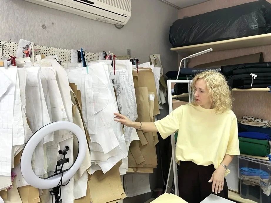 От карандашного наброска до платья на вешалке От карандашного наброска до платья на вешалке