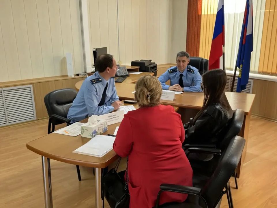 Заместитель прокурора Хабаровского края Олег Андросенко провел личный прием жителей Амурского района Заместитель прокурора Хабаровского края Олег Андросенко провел личный прием жителей Амурского района