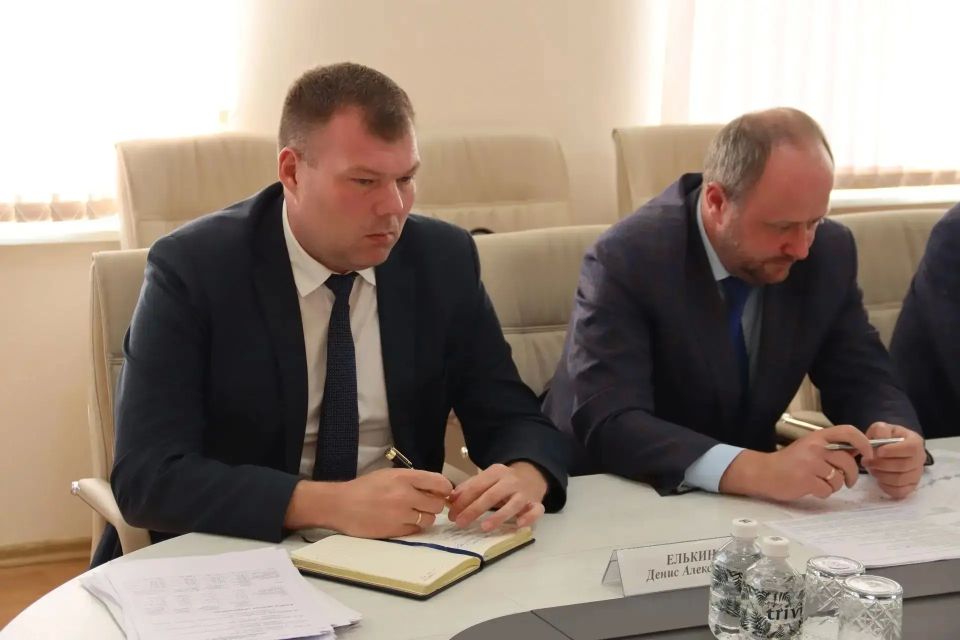 Провел очередное аппаратное совещание Провел очередное аппаратное совещание