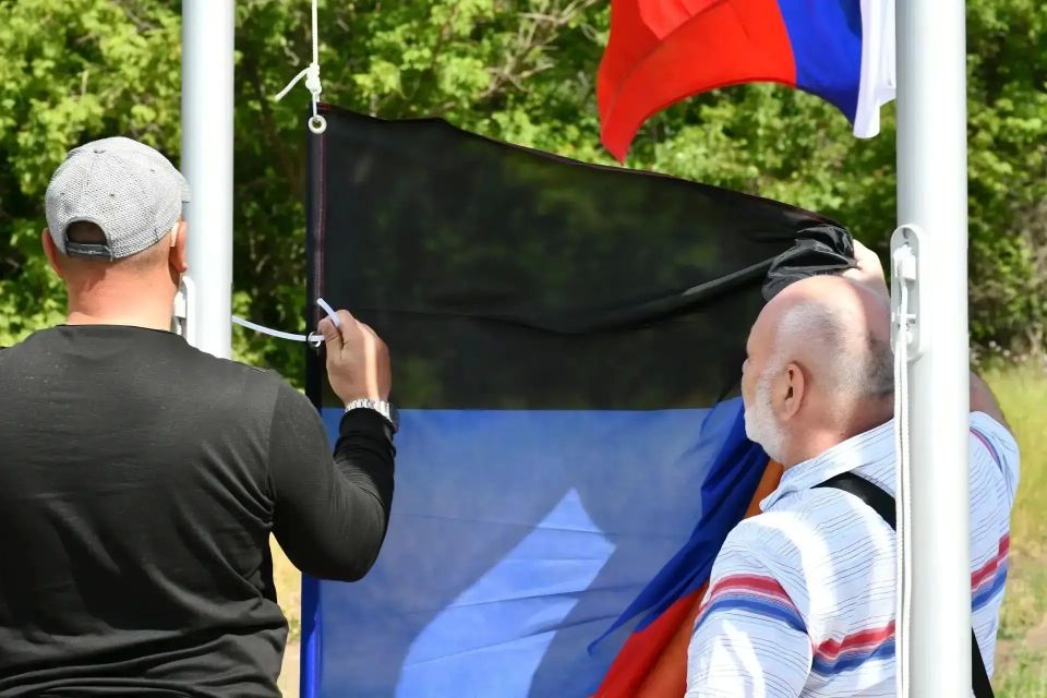 В подшефном Хабаровскому краю Дебальцево установили стелу на въезде в городской округ В подшефном Хабаровскому краю Дебальцево установили стелу на въезде в городской округ