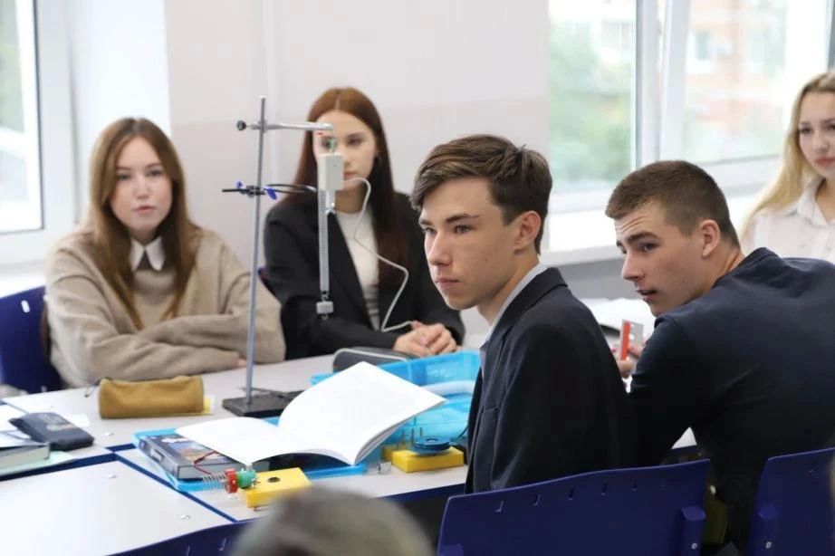 На новом оборудовании будут заниматься школьники Хабаровского края на уроках музыки, ИЗО и физики На новом оборудовании будут заниматься школьники Хабаровского края на уроках музыки, ИЗО и физики