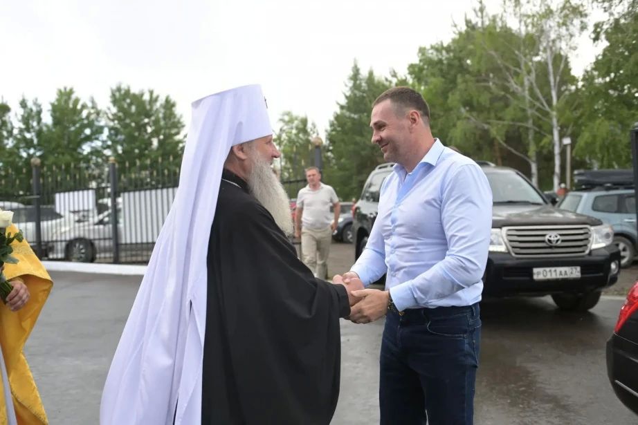 Губернатор Дмитрий Демешин передал на хранение в храм-памятник в честь Казанской иконы Божией Матери святыню – ковчег с частицами мощей преподобных отцов Киево-Печерских Губернатор Дмитрий Демешин передал на хранение в храм-памятник в честь Казанской иконы Божией Матери святыню – ковчег с частицами мощей преподобных отцов Киево-Печерских