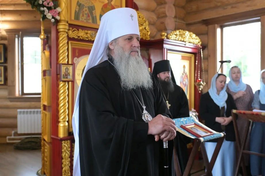 Губернатор Дмитрий Демешин передал на хранение в храм-памятник в честь Казанской иконы Божией Матери святыню – ковчег с частицами мощей преподобных отцов Киево-Печерских Губернатор Дмитрий Демешин передал на хранение в храм-памятник в честь Казанской иконы Божией Матери святыню – ковчег с частицами мощей преподобных отцов Киево-Печерских