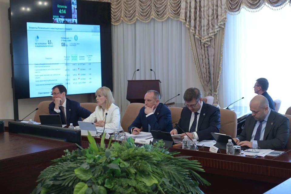 Дмитрий Демешин: На заседании президиума правительства края поставил задачу министру экономического развития: в следующем году Хабаровский край должен войти в топ-10 субъектов РФ по инвестиционному климату Дмитрий Демешин: На заседании президиума правительства края поставил задачу министру экономического развития: в следующем году Хабаровский край должен войти в топ-10 субъектов РФ по инвестиционному климату