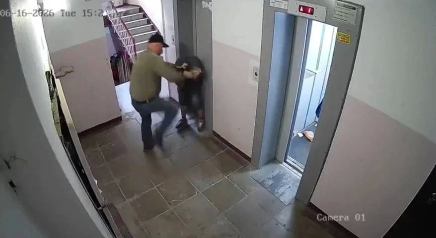 Житель Приморья избил подростка в лифте на глазах у младшего брата
