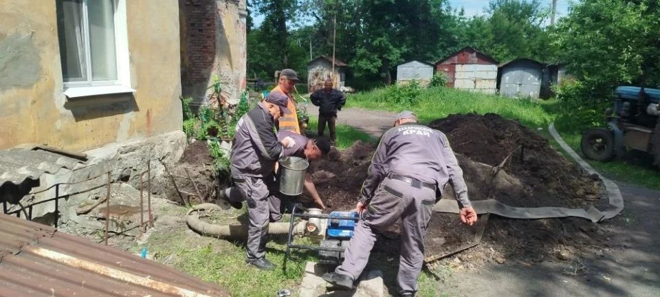 Аварийно-восстановительная бригада Хабаровского края продолжает работу на территории г. Дебальцево Аварийно-восстановительная бригада Хабаровского края продолжает работу на территории г. Дебальцево