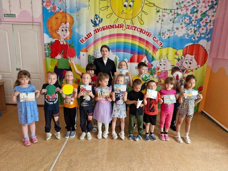Дорожные полицейские района имени Лазо провели профилактическое мероприятие «В гостях у сказки» Дорожные полицейские района имени Лазо провели профилактическое мероприятие «В гостях у сказки»