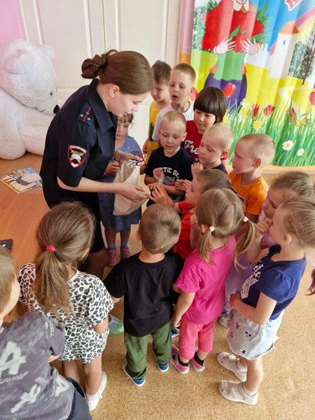 Дорожные полицейские района имени Лазо провели профилактическое мероприятие «В гостях у сказки» Дорожные полицейские района имени Лазо провели профилактическое мероприятие «В гостях у сказки»