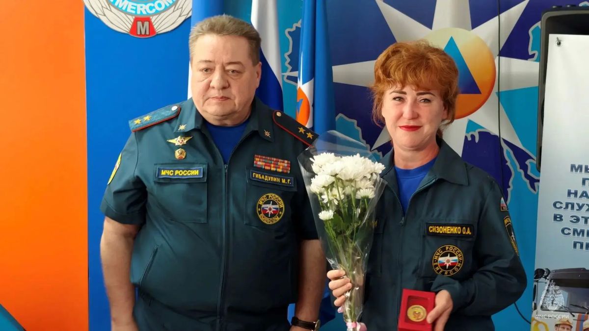 Руководитель ГУ МЧС России по Хабаровскому краю вручил награды специалистам медицинской службы Руководитель ГУ МЧС России по Хабаровскому краю вручил награды специалистам медицинской службы