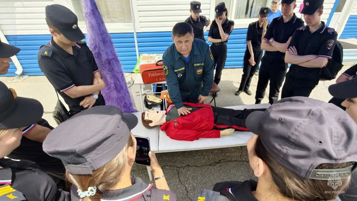 Руководитель ГУ МЧС России по Хабаровскому краю вручил награды специалистам медицинской службы Руководитель ГУ МЧС России по Хабаровскому краю вручил награды специалистам медицинской службы