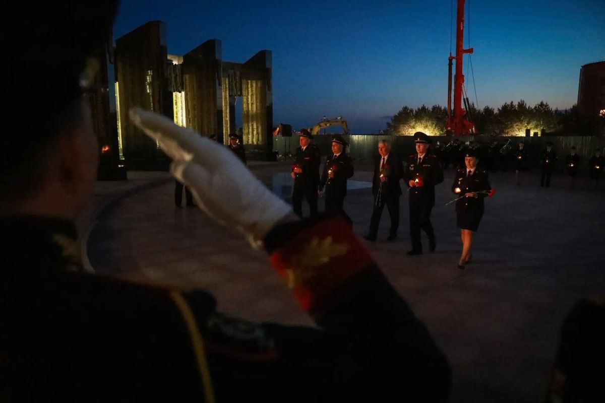 Транспортные полицейские Дальнего Востока почтили память погибших в Великой Отечественной войне и возложили цветы к Вечному огню Транспортные полицейские Дальнего Востока почтили память погибших в Великой Отечественной войне и возложили цветы к Вечному огню