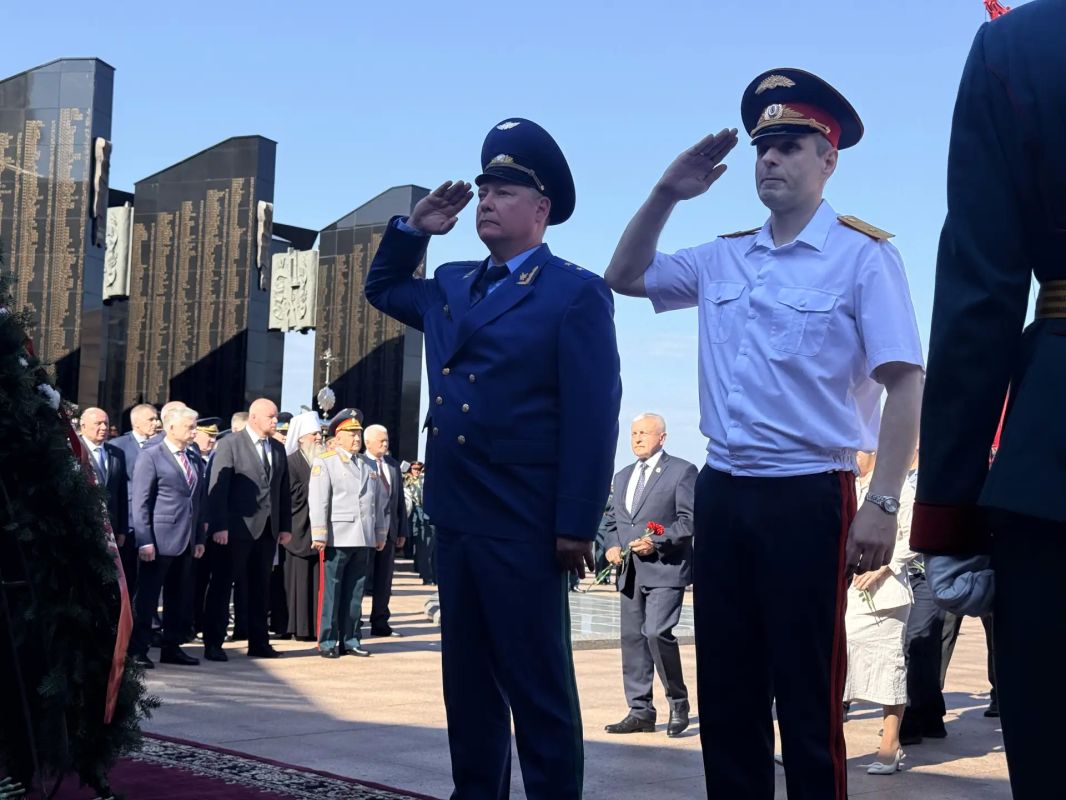 Руководитель регионального следственного управления возложил цветы к Вечному огню Руководитель регионального следственного управления возложил цветы к Вечному огню