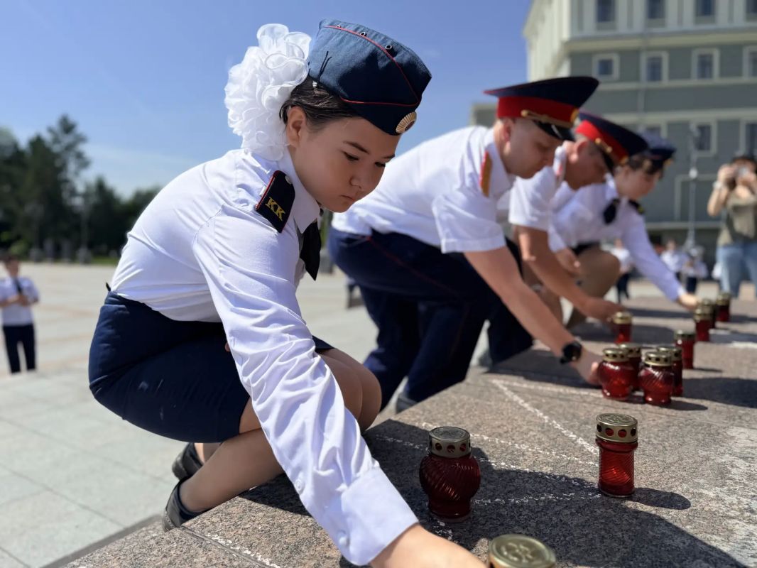 Сотрудники следственного управления СК России по Хабаровскому краю и ЕАО приняли участие в ежегодной патриотической акции «Свеча памяти» Сотрудники следственного управления СК России по Хабаровскому краю и ЕАО приняли участие в ежегодной патриотической акции «Свеча памяти»