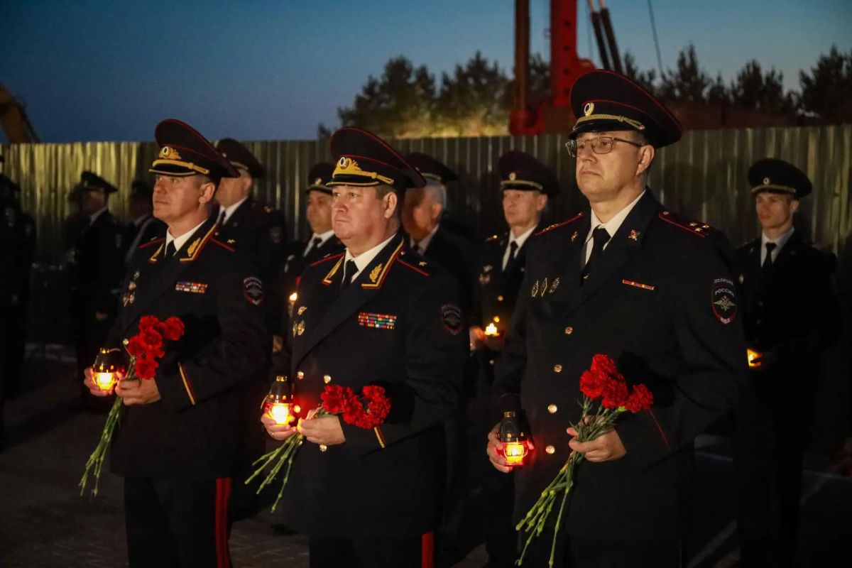 Транспортные полицейские Дальнего Востока почтили память погибших в Великой Отечественной войне и возложили цветы к Вечному огню Транспортные полицейские Дальнего Востока почтили память погибших в Великой Отечественной войне и возложили цветы к Вечному огню