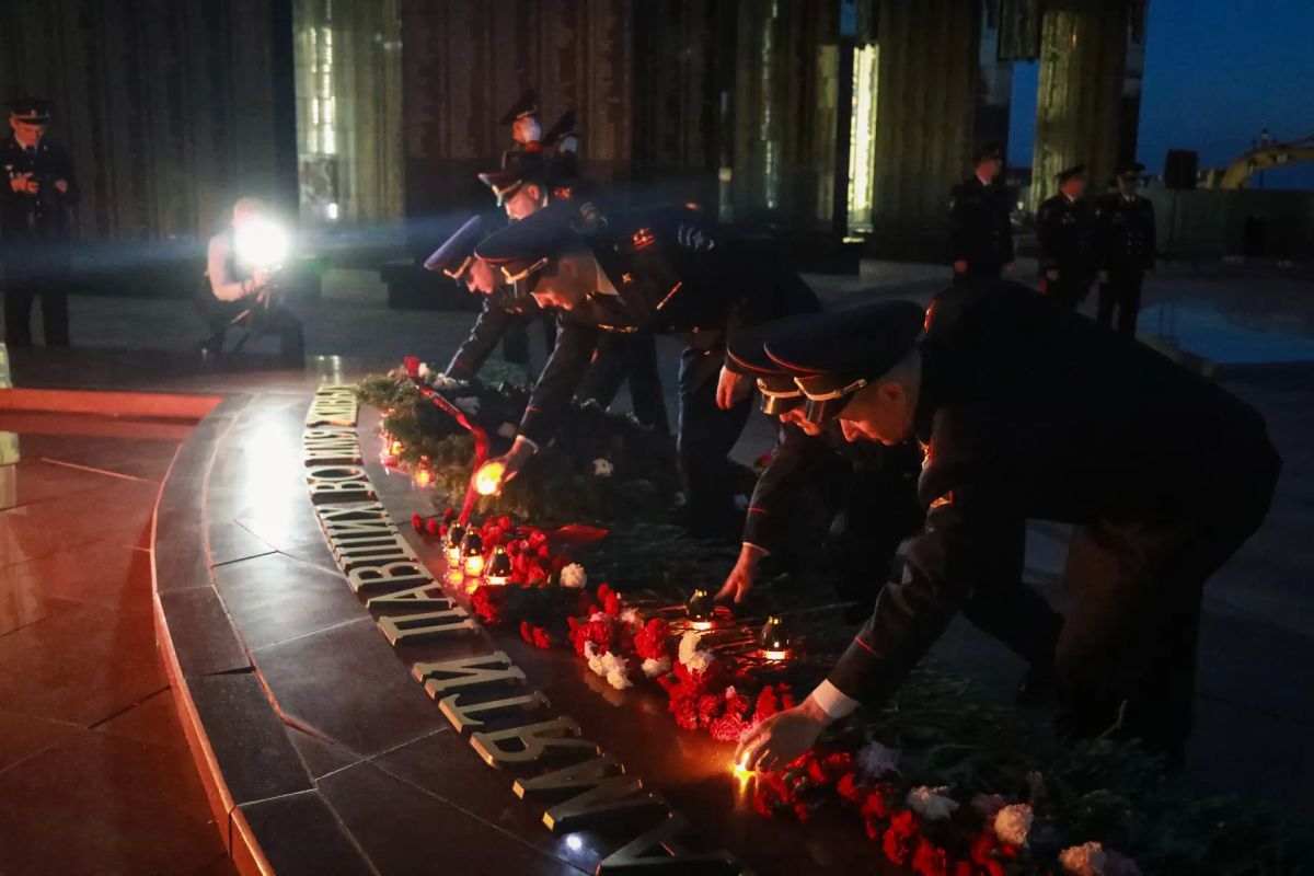 Транспортные полицейские Дальнего Востока почтили память погибших в Великой Отечественной войне и возложили цветы к Вечному огню Транспортные полицейские Дальнего Востока почтили память погибших в Великой Отечественной войне и возложили цветы к Вечному огню