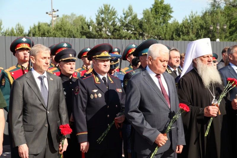 Вечная слава героям: руководство УМВД России по Хабаровскому краю приняло участие в церемонии, приуроченной ко Дню памяти и скорби Вечная слава героям: руководство УМВД России по Хабаровскому краю приняло участие в церемонии, приуроченной ко Дню памяти и скорби