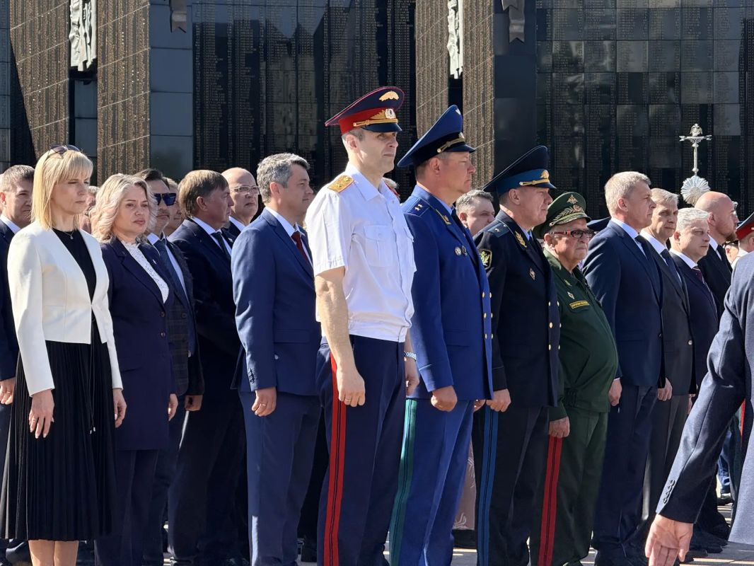 Руководитель регионального следственного управления возложил цветы к Вечному огню Руководитель регионального следственного управления возложил цветы к Вечному огню