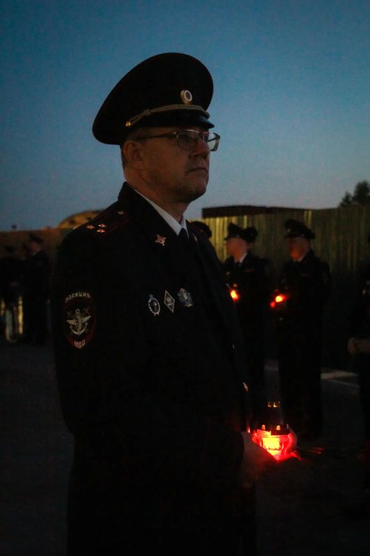 Транспортные полицейские Дальнего Востока почтили память погибших в Великой Отечественной войне и возложили цветы к Вечному огню Транспортные полицейские Дальнего Востока почтили память погибших в Великой Отечественной войне и возложили цветы к Вечному огню