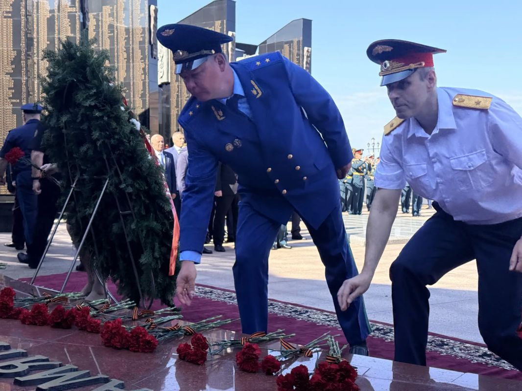 Руководитель регионального следственного управления возложил цветы к Вечному огню Руководитель регионального следственного управления возложил цветы к Вечному огню