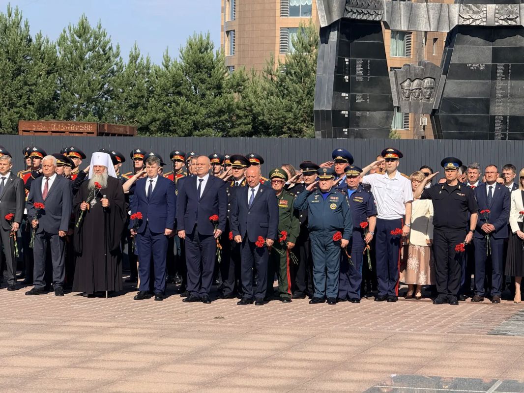 Руководитель регионального следственного управления возложил цветы к Вечному огню