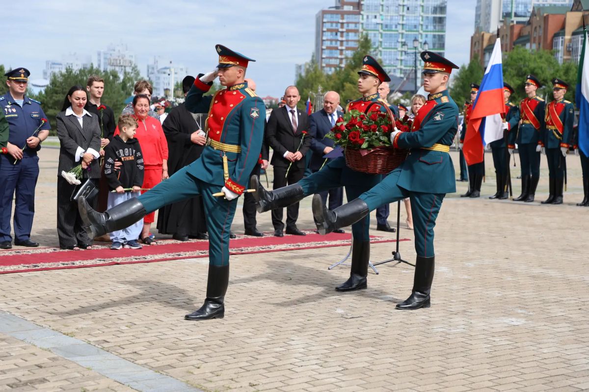 В День ветеранов боевых действий на Обелиске Славы в Хабаровске увековечили имя Героя России Василия Петровича Дяка В День ветеранов боевых действий на Обелиске Славы в Хабаровске увековечили имя Героя России Василия Петровича Дяка