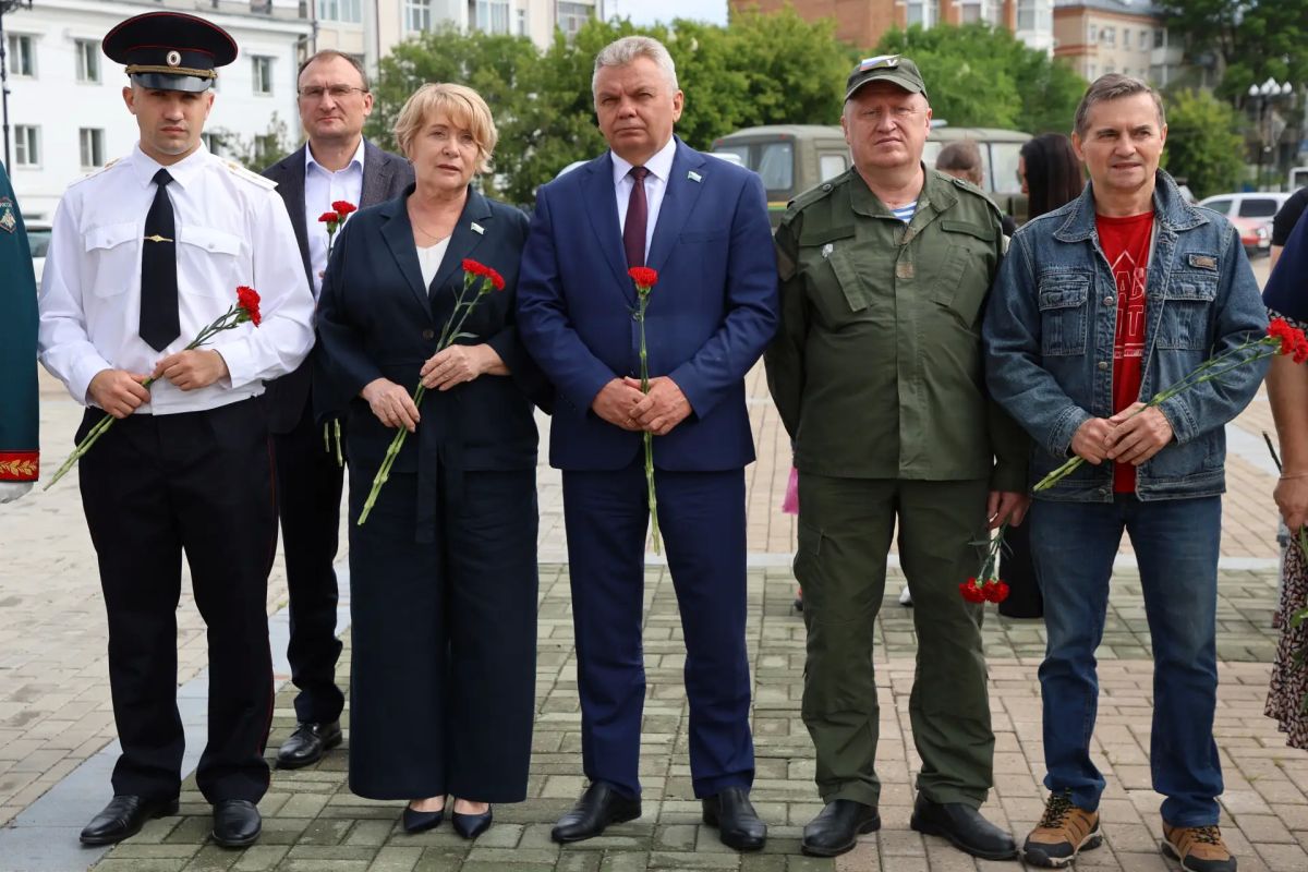 В День ветеранов боевых действий на Обелиске Славы в Хабаровске увековечили имя Героя России Василия Петровича Дяка В День ветеранов боевых действий на Обелиске Славы в Хабаровске увековечили имя Героя России Василия Петровича Дяка