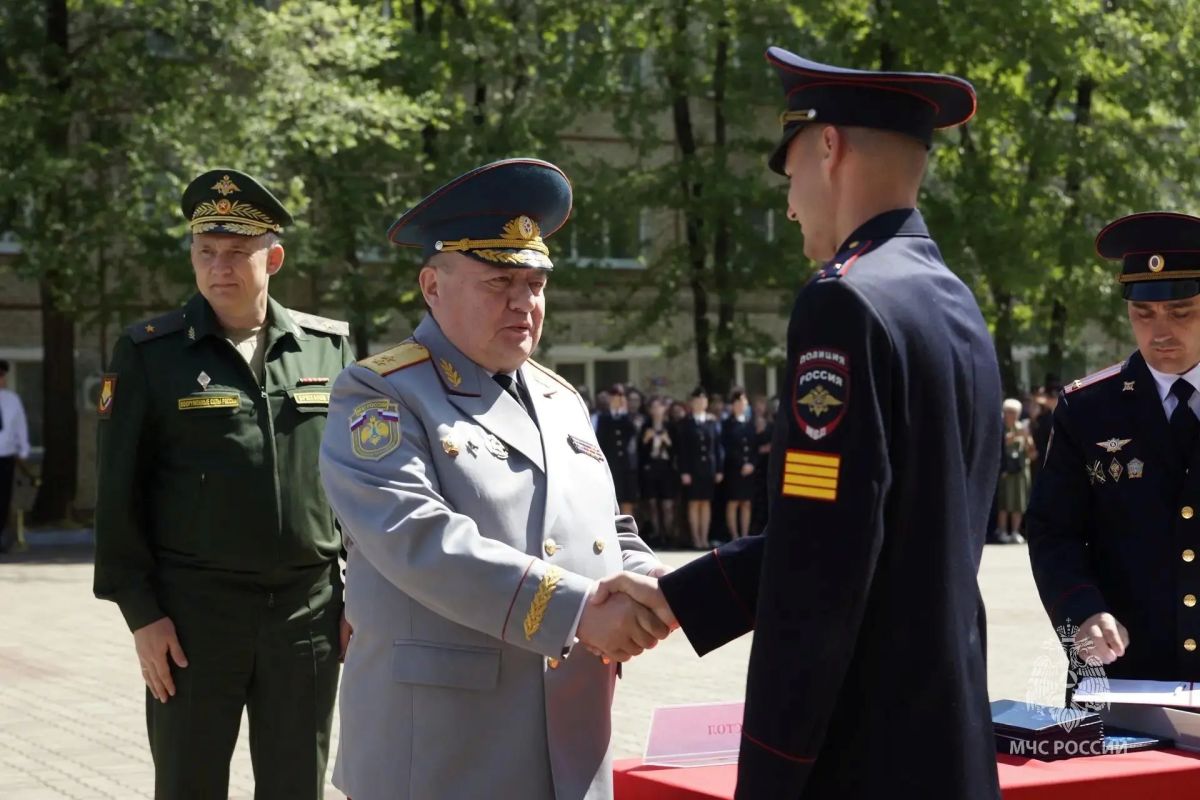 Начальник Главного управления МЧС России по Хабаровскому краю принял участие в торжественном мероприятии в ДВЮИ МВД России имени И.Ф. Шилова Начальник Главного управления МЧС России по Хабаровскому краю принял участие в торжественном мероприятии в ДВЮИ МВД России имени И.Ф. Шилова