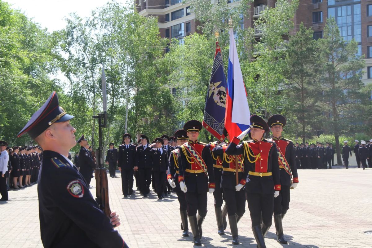 В Хабаровске Владимир Кубышко поздравил выпускников Дальневосточного юридического института МВД России имени И.Ф. Шилова с успешным окончанием учебы В Хабаровске Владимир Кубышко поздравил выпускников Дальневосточного юридического института МВД России имени И.Ф. Шилова с успешным окончанием учебы
