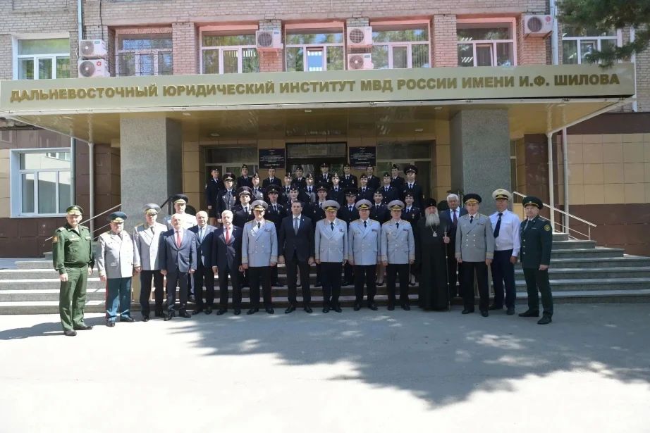 Молодые лейтенанты пополнят ряды полиции края: в ДВЮИ МВД России имени И.Ф. Шилова состоялось вручение дипломов Молодые лейтенанты пополнят ряды полиции края: в ДВЮИ МВД России имени И.Ф. Шилова состоялось вручение дипломов