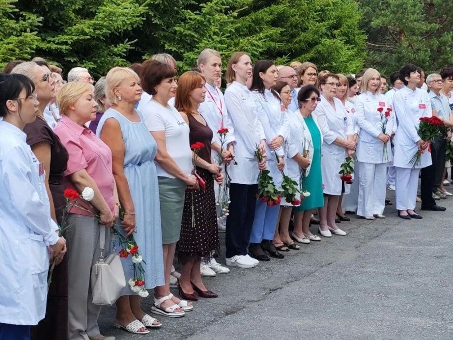 Мемориальную доску профессору Елене Кропачевой открыли в Хабаровске Мемориальную доску профессору Елене Кропачевой открыли в Хабаровске