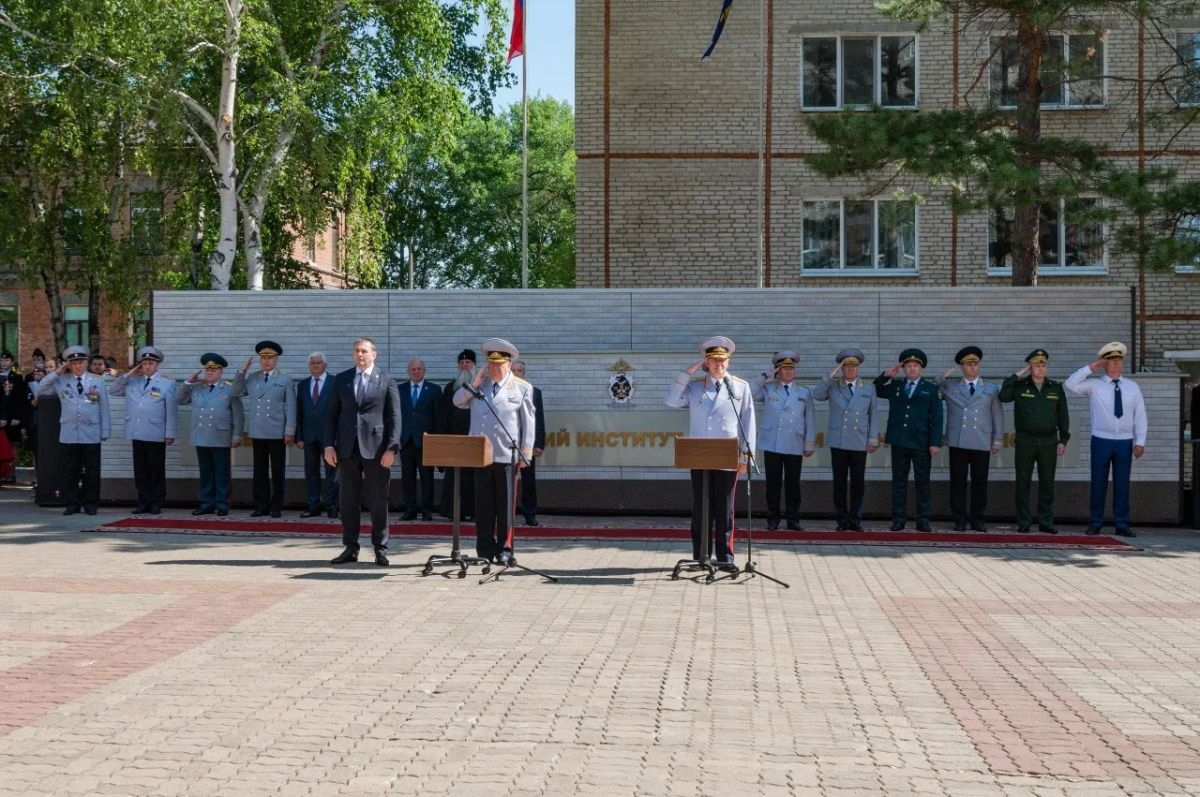 В Хабаровске Владимир Кубышко поздравил выпускников Дальневосточного юридического института МВД России имени И.Ф. Шилова с успешным окончанием учебы В Хабаровске Владимир Кубышко поздравил выпускников Дальневосточного юридического института МВД России имени И.Ф. Шилова с успешным окончанием учебы