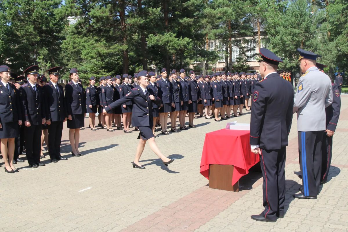 В Хабаровске Владимир Кубышко поздравил выпускников Дальневосточного юридического института МВД России имени И.Ф. Шилова с успешным окончанием учебы В Хабаровске Владимир Кубышко поздравил выпускников Дальневосточного юридического института МВД России имени И.Ф. Шилова с успешным окончанием учебы