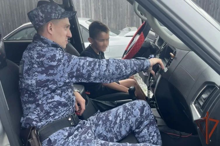 Уже дома: поправляющегося после ДТП мальчика из Хабаровского края проведали росгвардейцы, благодаря которым он вовремя поступил в больницу Уже дома: поправляющегося после ДТП мальчика из Хабаровского края проведали росгвардейцы, благодаря которым он вовремя поступил в больницу