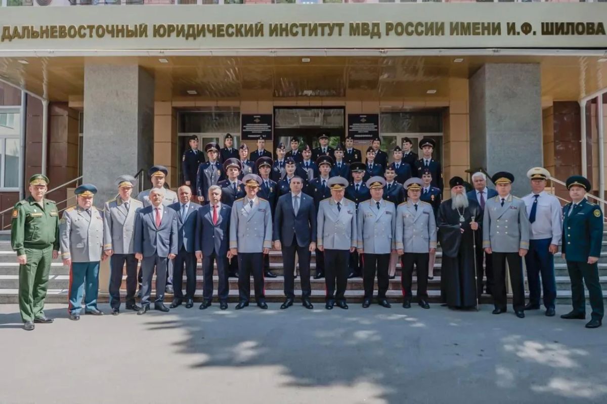 В Хабаровске Владимир Кубышко поздравил выпускников Дальневосточного юридического института МВД России имени И.Ф. Шилова с успешным окончанием учебы В Хабаровске Владимир Кубышко поздравил выпускников Дальневосточного юридического института МВД России имени И.Ф. Шилова с успешным окончанием учебы