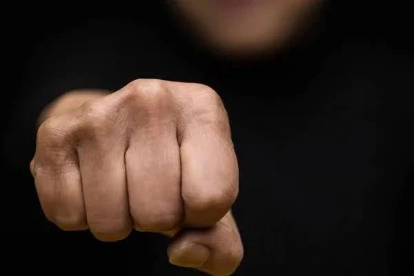 Хабаровчанин избил женщину за замечание