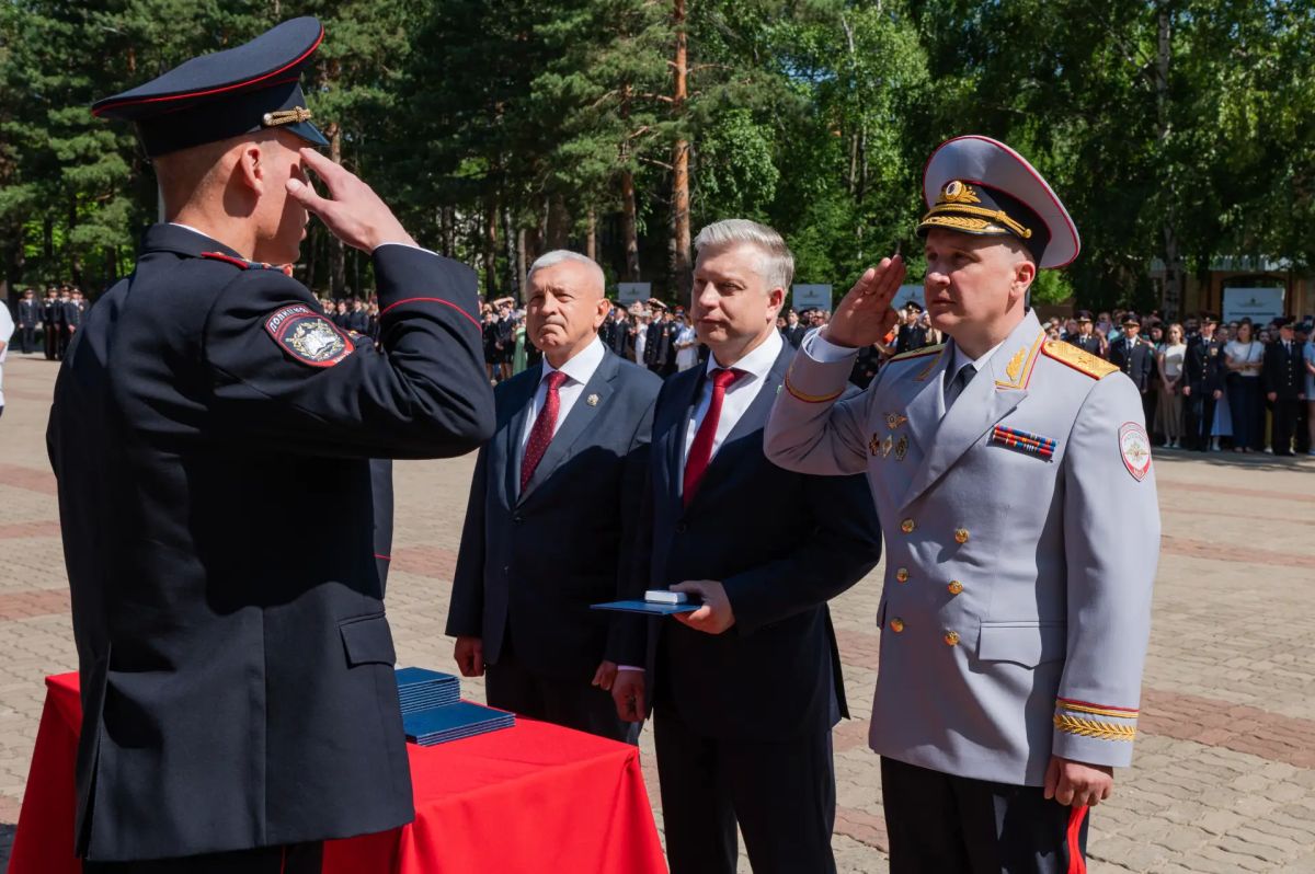 Ряды правоохранительных органов пополнят молодые лейтенанты Ряды правоохранительных органов пополнят молодые лейтенанты