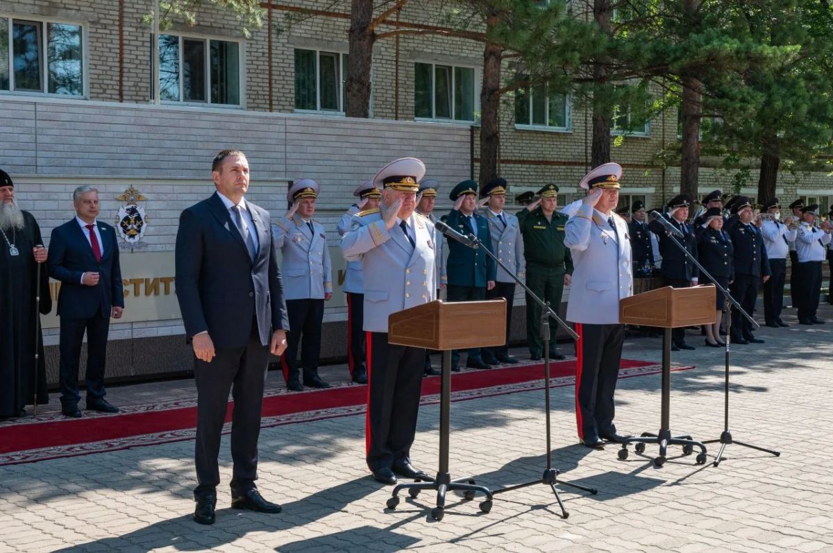 В Хабаровске Владимир Кубышко поздравил выпускников Дальневосточного юридического института МВД России имени И.Ф. Шилова с успешным окончанием учебы В Хабаровске Владимир Кубышко поздравил выпускников Дальневосточного юридического института МВД России имени И.Ф. Шилова с успешным окончанием учебы