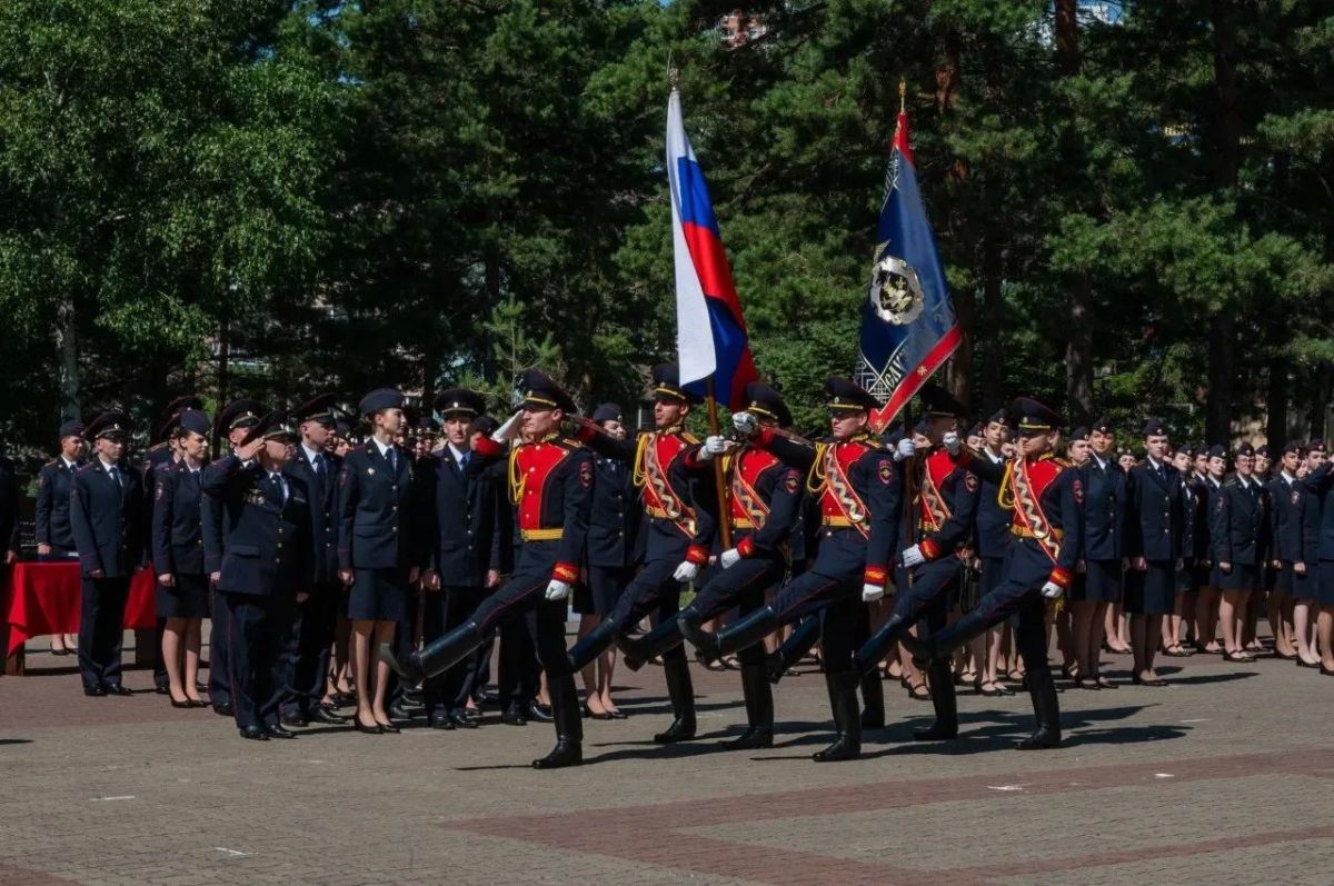 В Хабаровске Владимир Кубышко поздравил выпускников Дальневосточного юридического института МВД России имени И.Ф. Шилова с успешным окончанием учебы В Хабаровске Владимир Кубышко поздравил выпускников Дальневосточного юридического института МВД России имени И.Ф. Шилова с успешным окончанием учебы