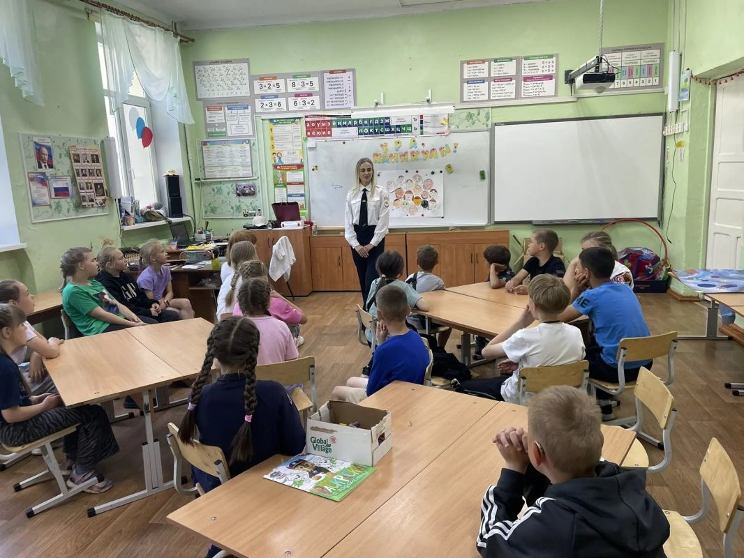 Юные пешеходы поздравили сотрудников Госавтоинспекции Ванинского района с профессиональным праздником Юные пешеходы поздравили сотрудников Госавтоинспекции Ванинского района с профессиональным праздником