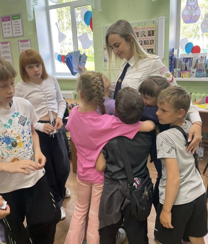 Юные пешеходы поздравили сотрудников Госавтоинспекции Ванинского района с профессиональным праздником Юные пешеходы поздравили сотрудников Госавтоинспекции Ванинского района с профессиональным праздником