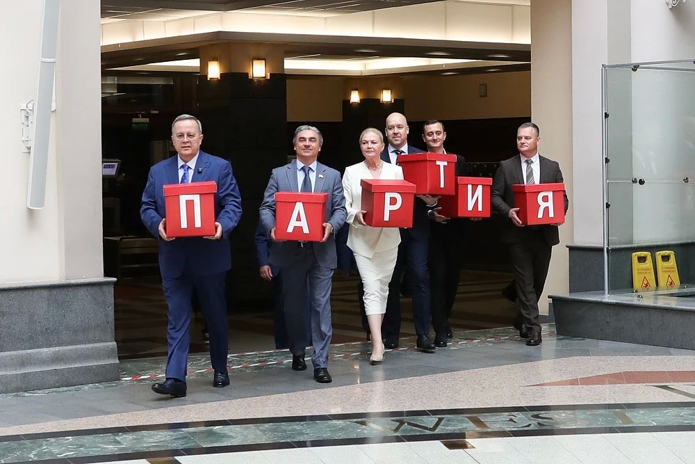 Партии ЯБЛОКО, ПАРТИЯ ПЕНСИОНЕРОВ и ЕДИНАЯ РОССИЯ представили в ЦИК России документы для заверения списков кандидатов на выборах депутатов Государственной Думы девятого созыва Партии ЯБЛОКО, ПАРТИЯ ПЕНСИОНЕРОВ и ЕДИНАЯ РОССИЯ представили в ЦИК России документы для заверения списков кандидатов на выборах депутатов Государственной Думы девятого созыва