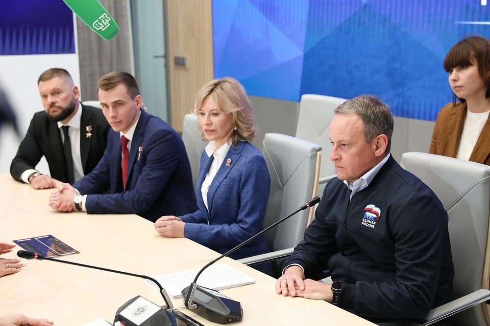 Партии ЯБЛОКО, ПАРТИЯ ПЕНСИОНЕРОВ и ЕДИНАЯ РОССИЯ представили в ЦИК России документы для заверения списков кандидатов на выборах депутатов Государственной Думы девятого созыва Партии ЯБЛОКО, ПАРТИЯ ПЕНСИОНЕРОВ и ЕДИНАЯ РОССИЯ представили в ЦИК России документы для заверения списков кандидатов на выборах депутатов Государственной Думы девятого созыва