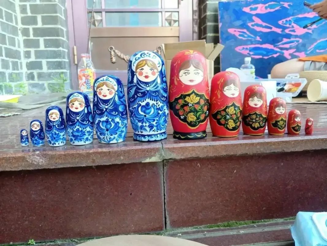 Делегация художников из Хабаровска, Комсомольска-на-Амуре и Иркутска создала произведения искусств в Поднебесной Делегация художников из Хабаровска, Комсомольска-на-Амуре и Иркутска создала произведения искусств в Поднебесной